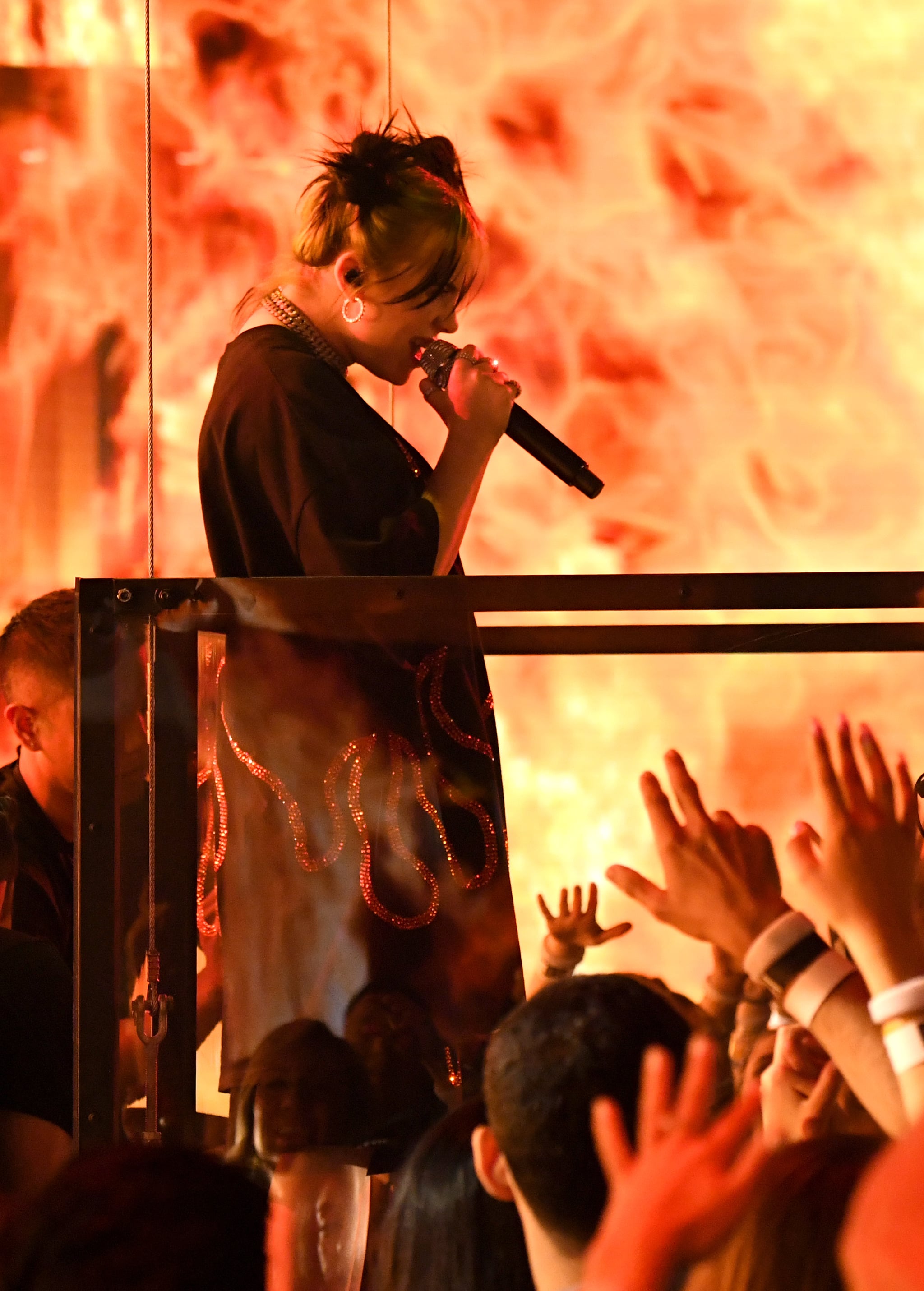 Billie Eilish S 2019 American Music Awards Performance Video Popsugar Entertainment