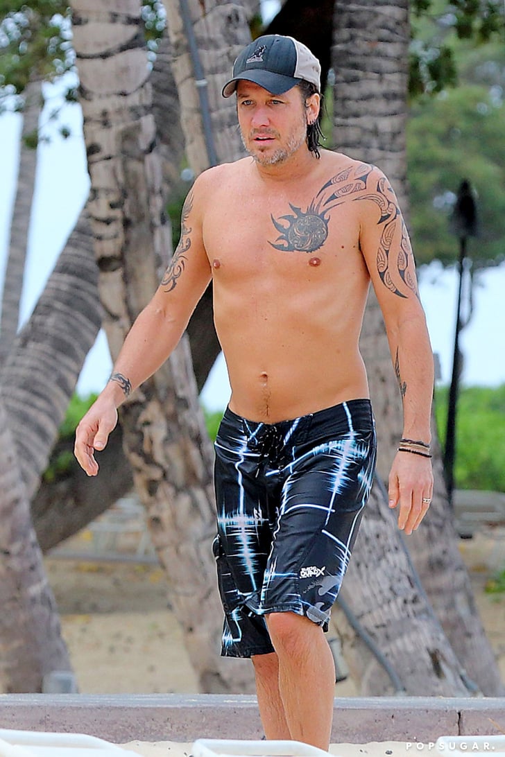 Keith Urban Shirtless in Hawaii | Pictures | POPSUGAR Celebrity