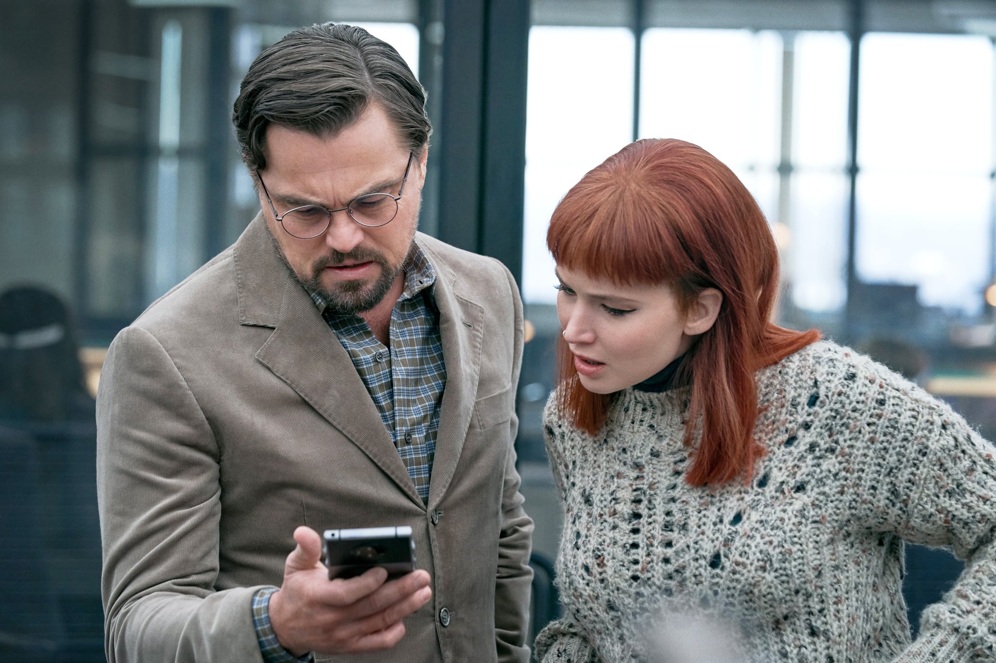 DON'T LOOK UP, from left: Leonardo DiCaprio, Jennifer Lawrence, 2021. ph: Niko Tavernise  Netflix /Courtesy Everett Collection