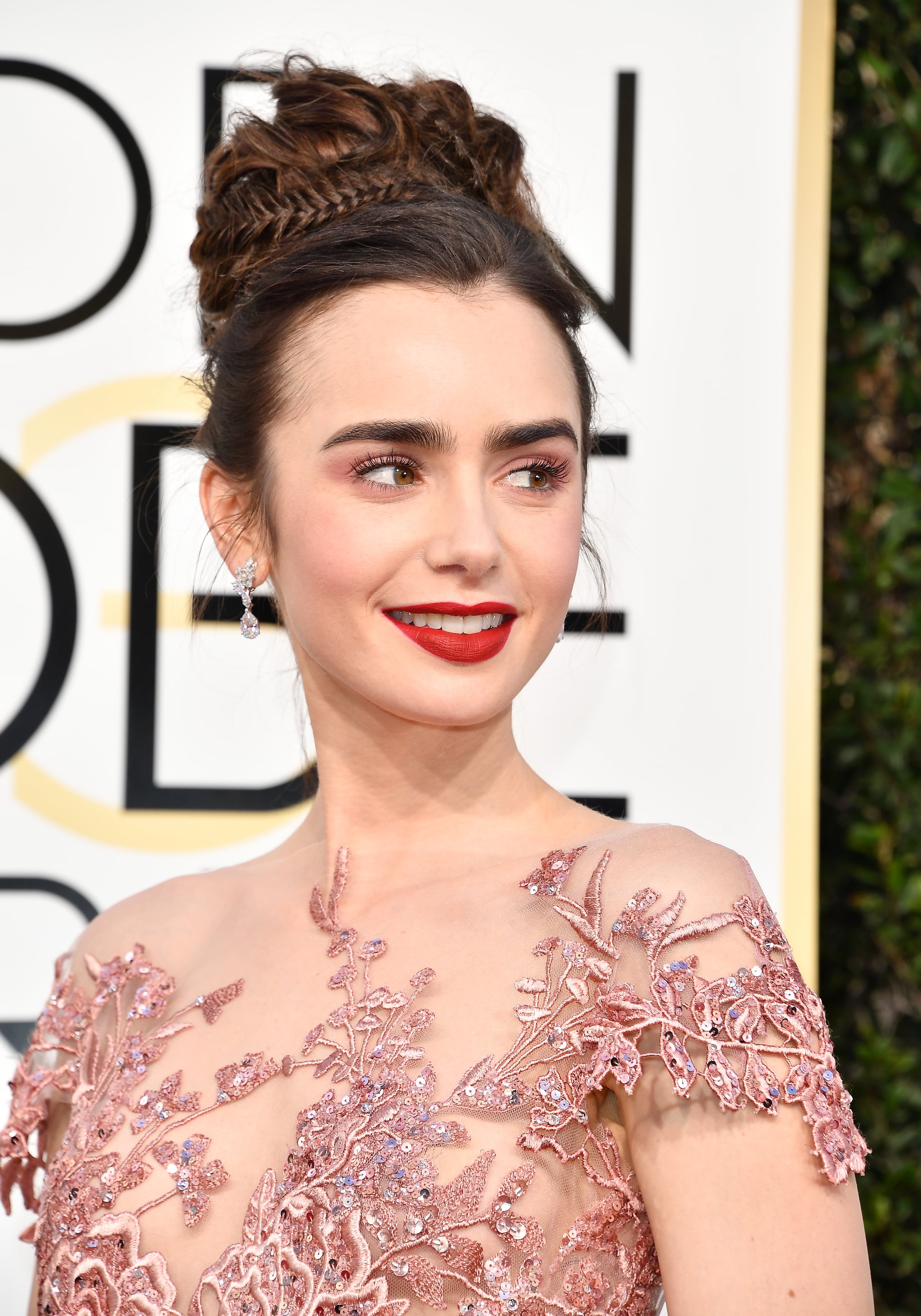 lily-collins-makeup-golden-globes-2017