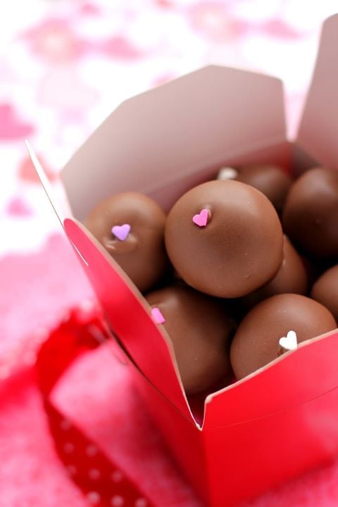 Red-Velvet-Cheesecake-Stuffed Cake Balls