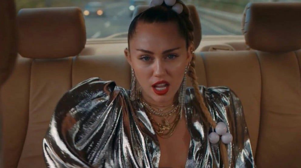 Ð?аÑ?Ñ?инки по запÑ?оÑÑ? Miley Cyrus Is On The Run From The Police In New Video