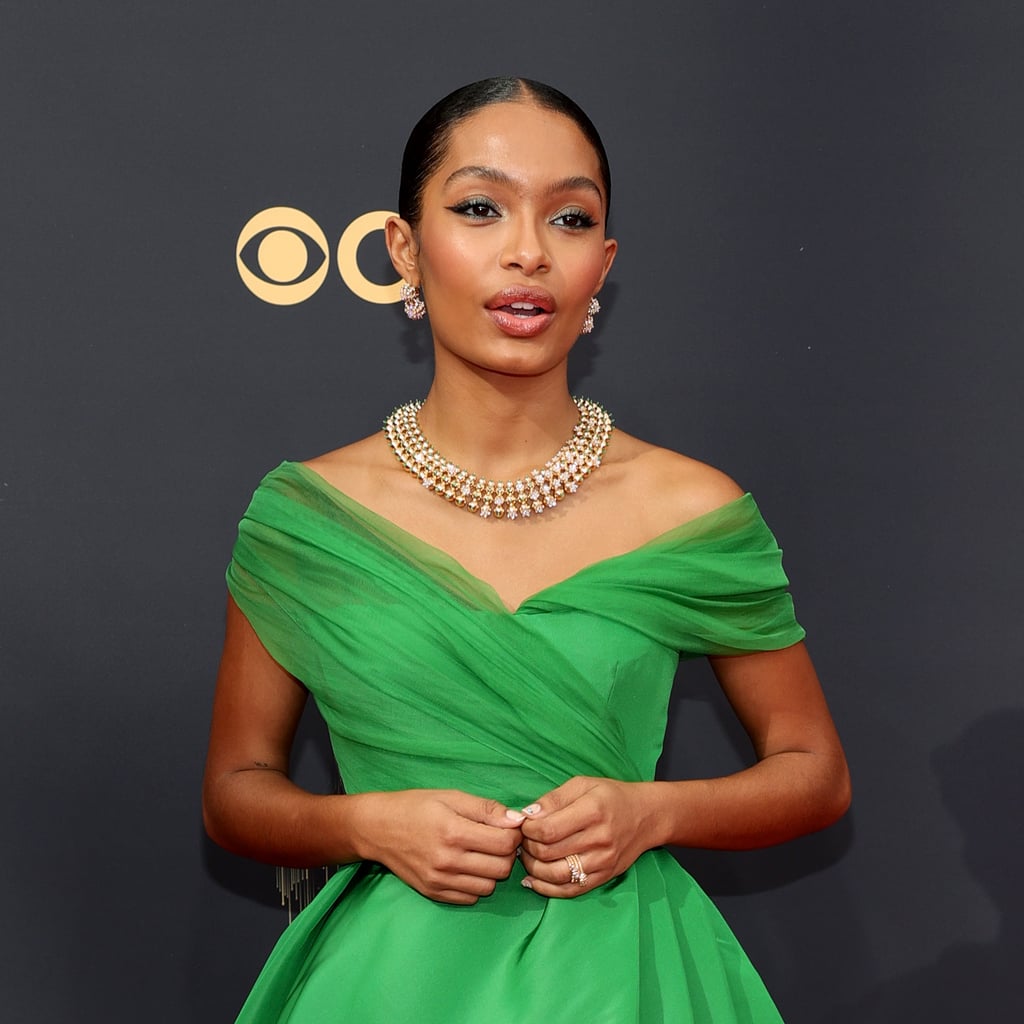 Yara Shahidi穿着一件可持续生产的花卉比基尼