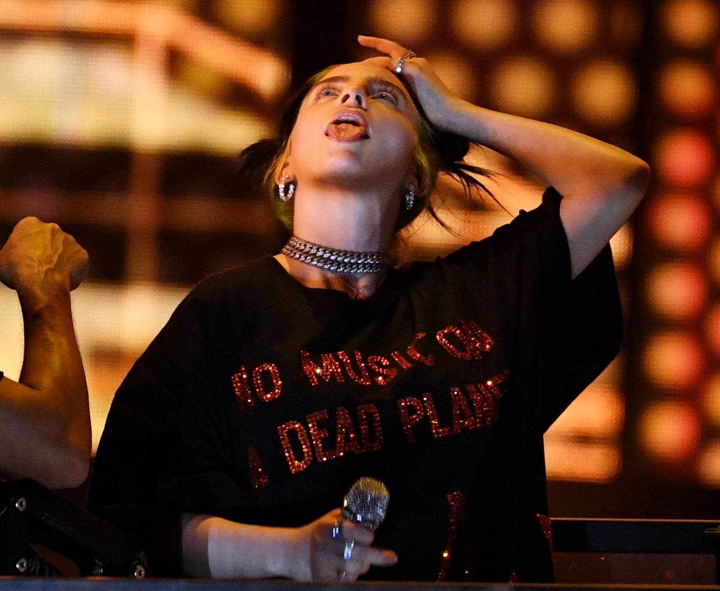 Billie Eilish S 2019 American Music Awards Performance Video Popsugar Entertainment