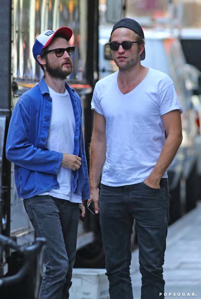 Robert Pattinson Wears His Hat Backward In Nyc Pictures Popsugar Celebrity 8216