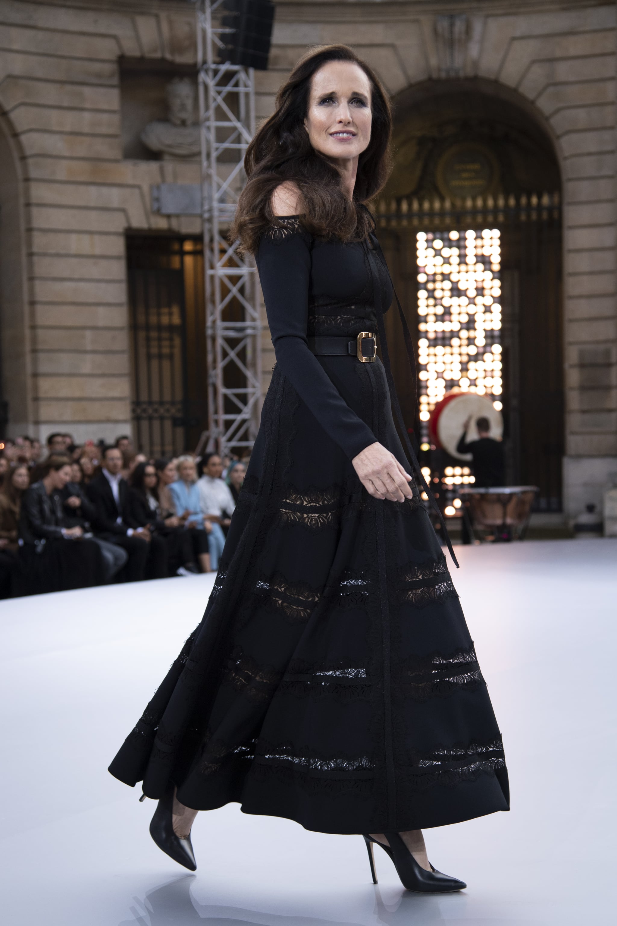 Andie MacDowell Walks Le Défilé L'Oréal Paris 2019