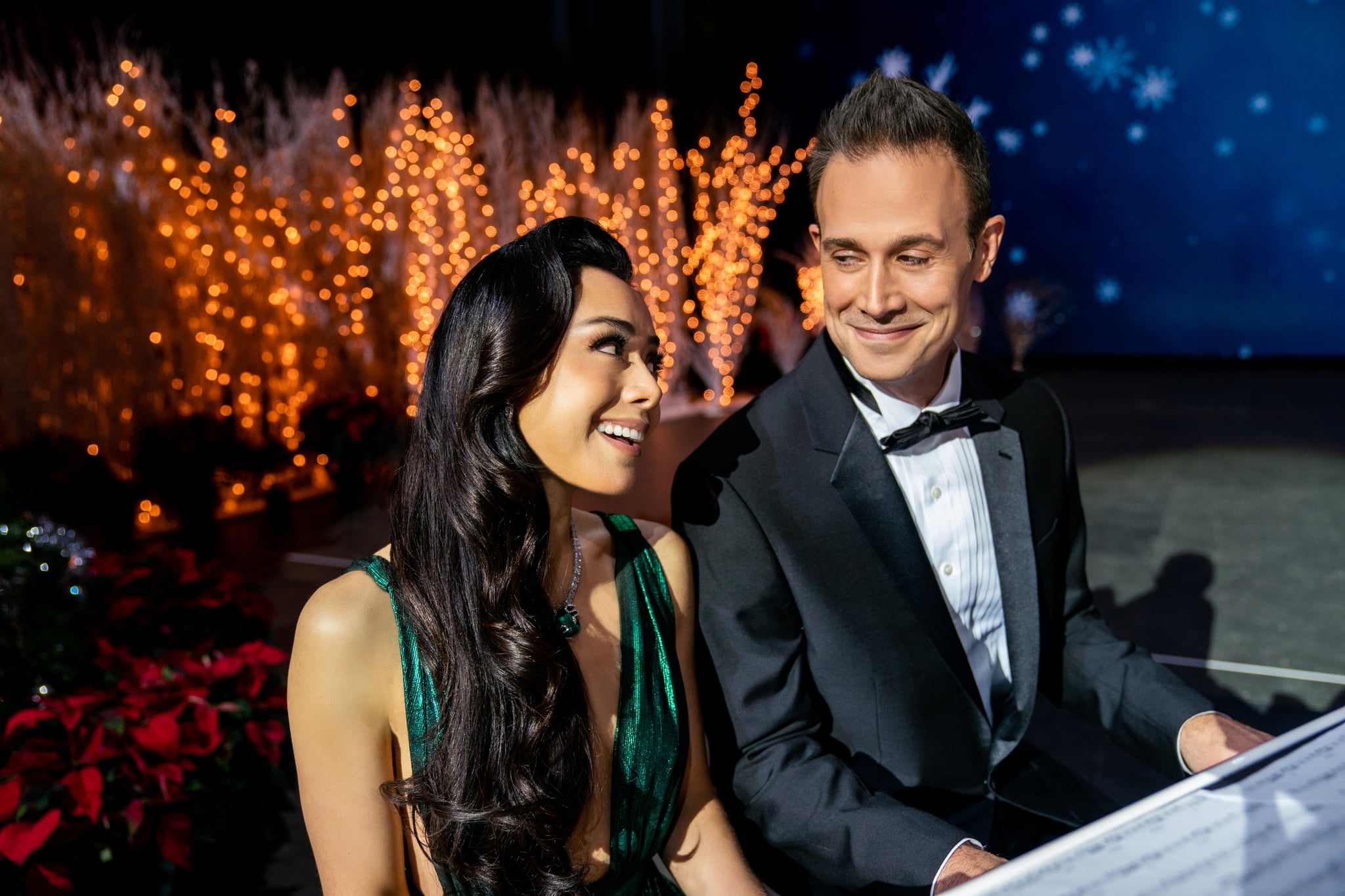 Christmas With You. (L to R) Aimee Garcia as Angelina, Freddie Prinze Jr as Miguel in Christmas With You. Cr. Jessica Kourkounis/Netflix © 2022.