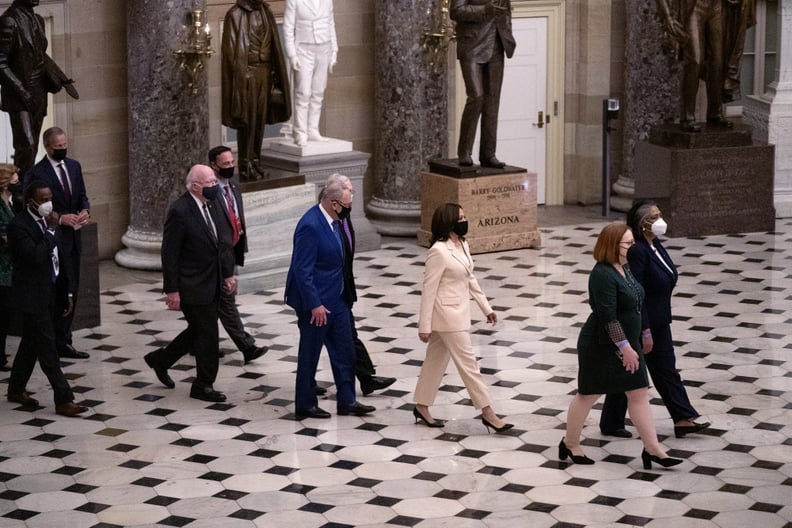 华盛顿特区- 4月28日:副总统卡玛拉哈里斯,多数党领袖查尔斯•舒默(Charles Schumer)(纽约州),少数党领袖麦康奈尔(肯塔基共和党),参议员帕特里克莱希(D-Vt)和参议院成员走过雕像厅在华盛顿的美国国会大厦,