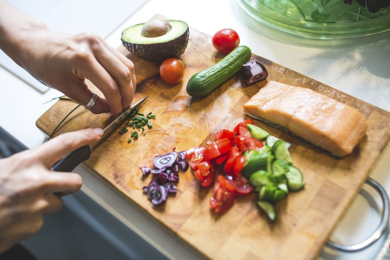 Gesunde Ernährung, Kochen & Fitness, Salat zubereten, Tomate, Gurke, Kräuter, Lachs, Fisch