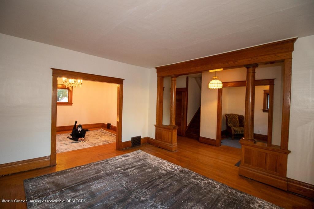 Real Estate Agent Poses as Ghostface in Listing Pictures
