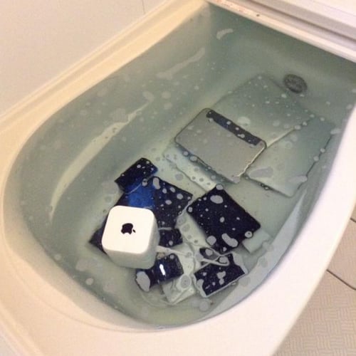 Woman Throws Cheating Boyfriend's Apple Gadgets in Tub