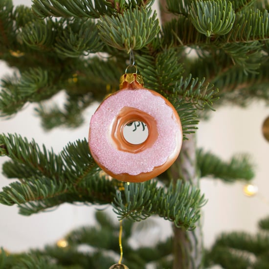 How to Decorate a Christmas Tree on a Budget