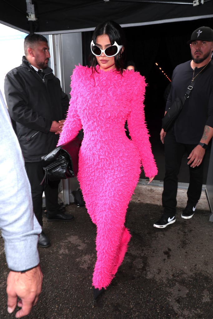 凯莉詹纳的粉红色的巴黎世家的衣服在巴黎时装周