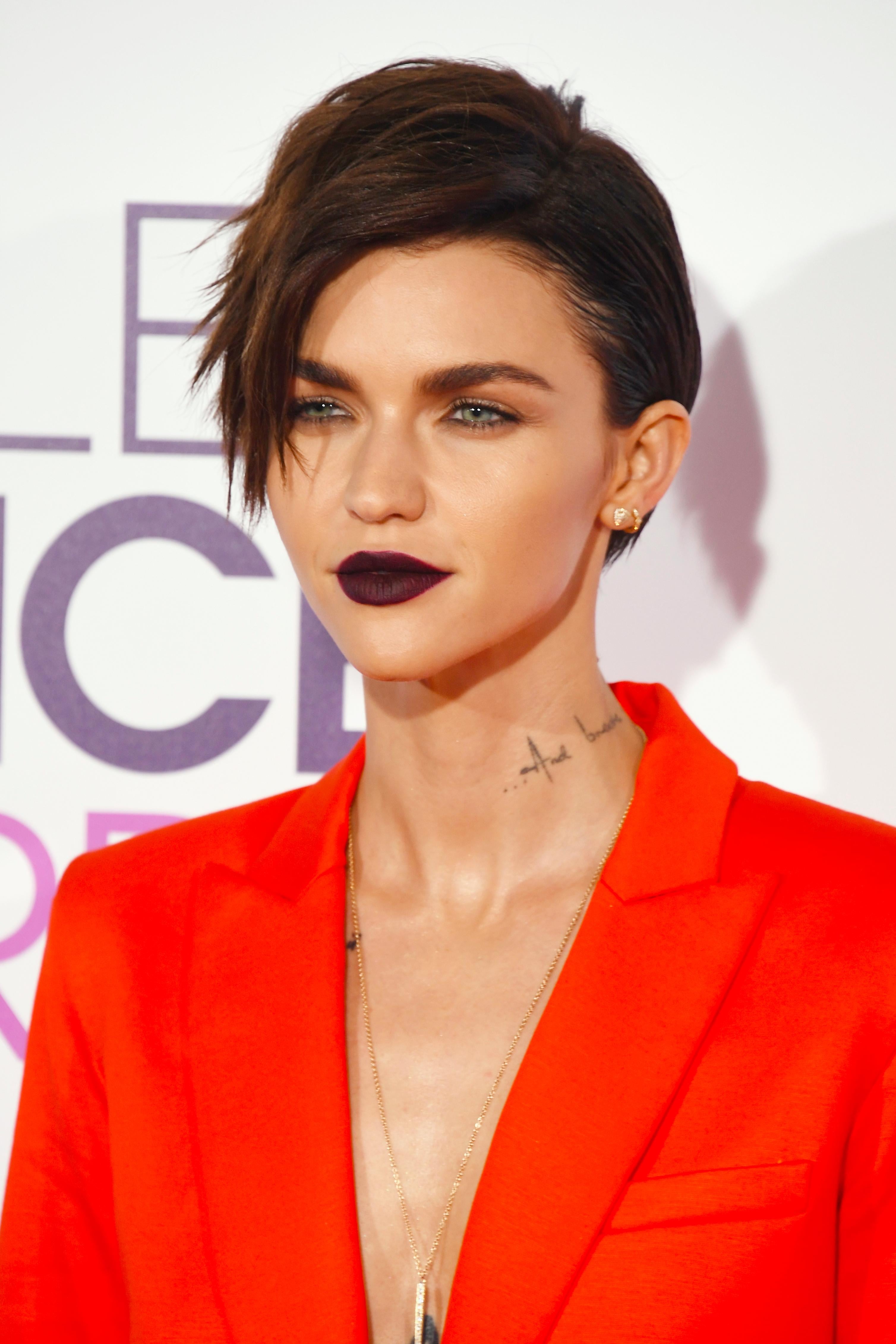 Ruby Rose's Hair and Makeup at People's Choice Awards 2017 | PS Beauty