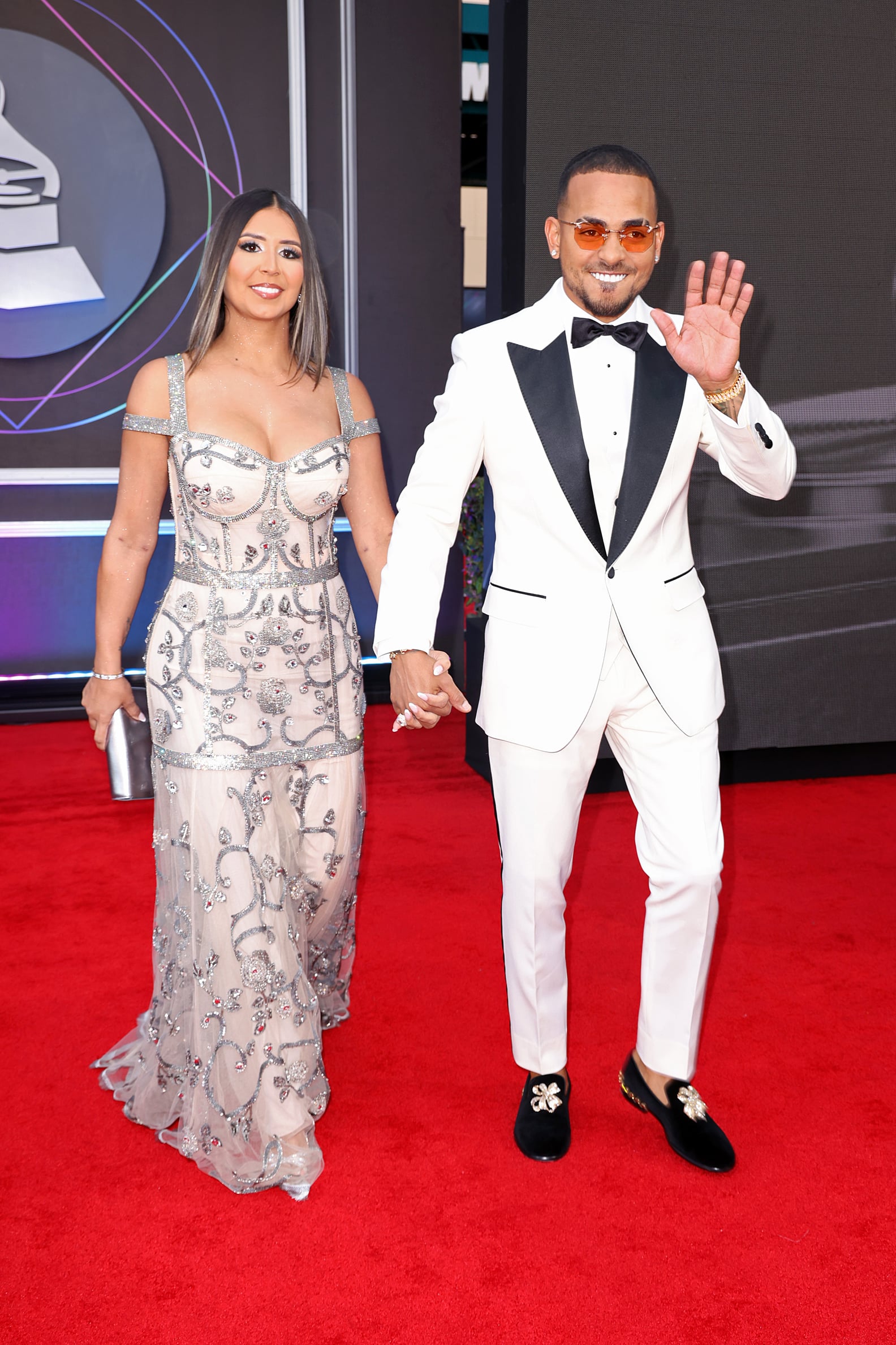 Ozuna and His Wife Kiss on the Latin Grammys Red Carpet | PS Latina
