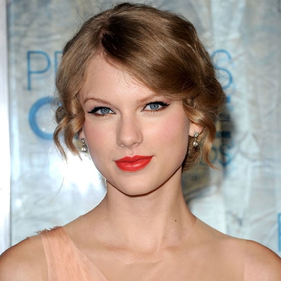 Get Taylor Swift S Signature Eye Makeup And Lipstick Look Popsugar Beauty