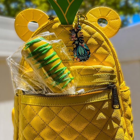看看迪士尼乐园可爱的菠萝棉花糖棒的照片