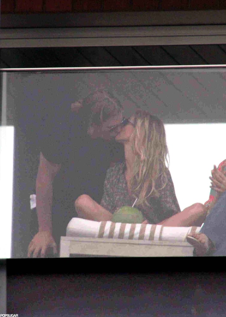 布雷迪靠在一个吻与邦辰虽然在里约热内卢度假,巴西,2011年3月在一起。