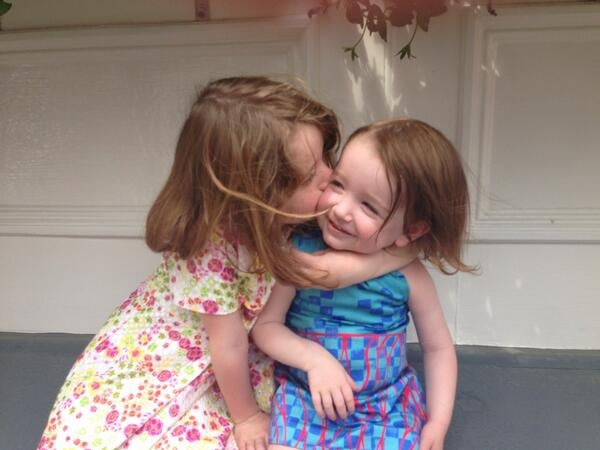Satyana and Keeva Denisof shared a smooch for their mom, Alyson Hannigan, on Mother's Day.
Source: Twitter user alydenisof