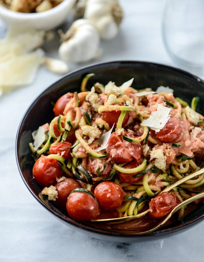 Zucchini Noodles With Cherry Tomatoes and Garlic Cream Sauce