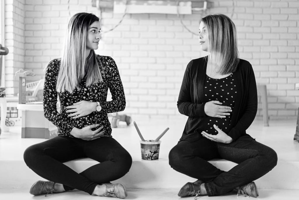 不,这些姐妹没有计划同时怀孕,但他们做计划协调照片。