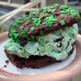 迪斯尼乐园有一个双重巧克力薄荷冰淇淋三明治三叶草覆盖的洒