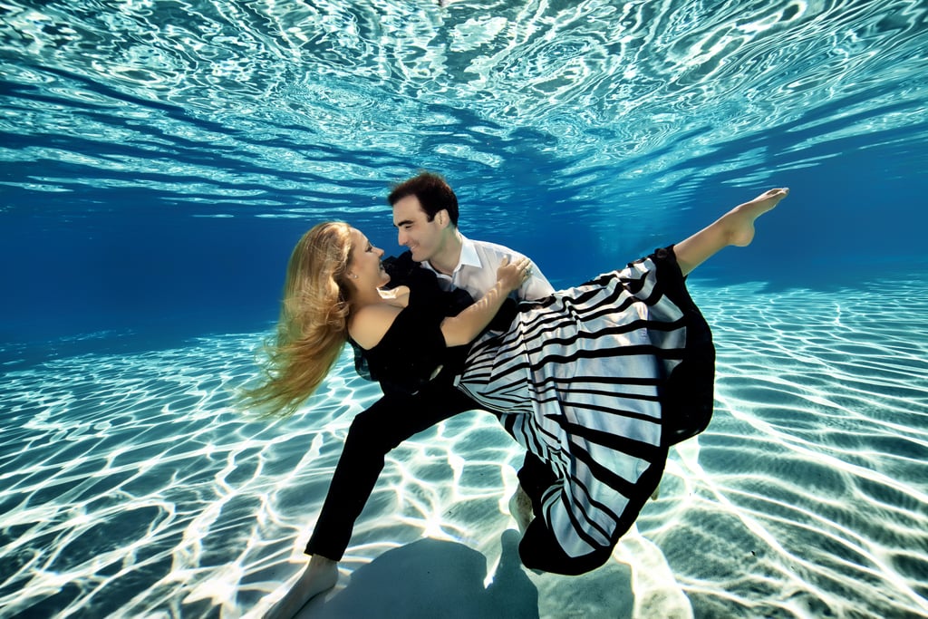 Делай джана. Фотосессия под водой. Влюбленные под водой. Фотосессия в воде. Любовь в воде.