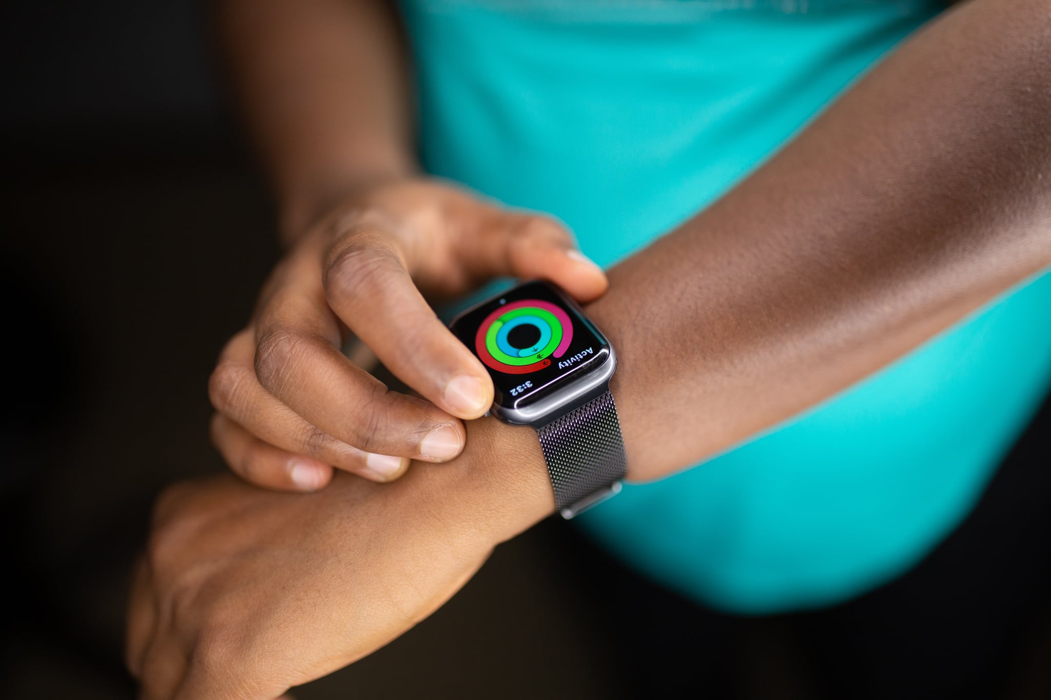 person looking at apple to see how many calories burned during a workout