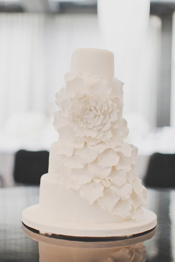 This is one simple and charming cake if we ever saw one, with a floral design that takes center stage.