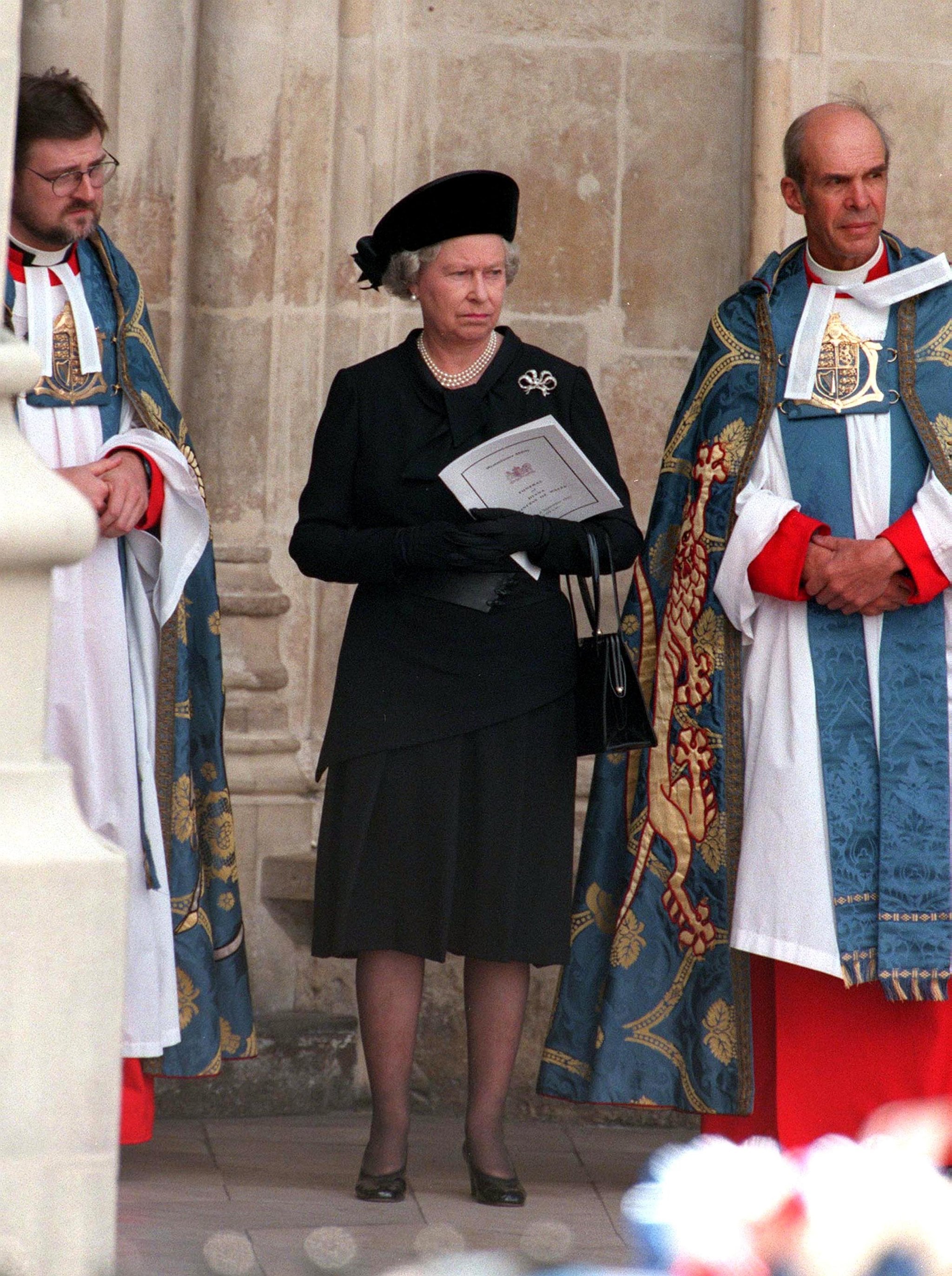 Queen Elizabeth Ii At Princess Diana S Funeral Popsugar Celebrity