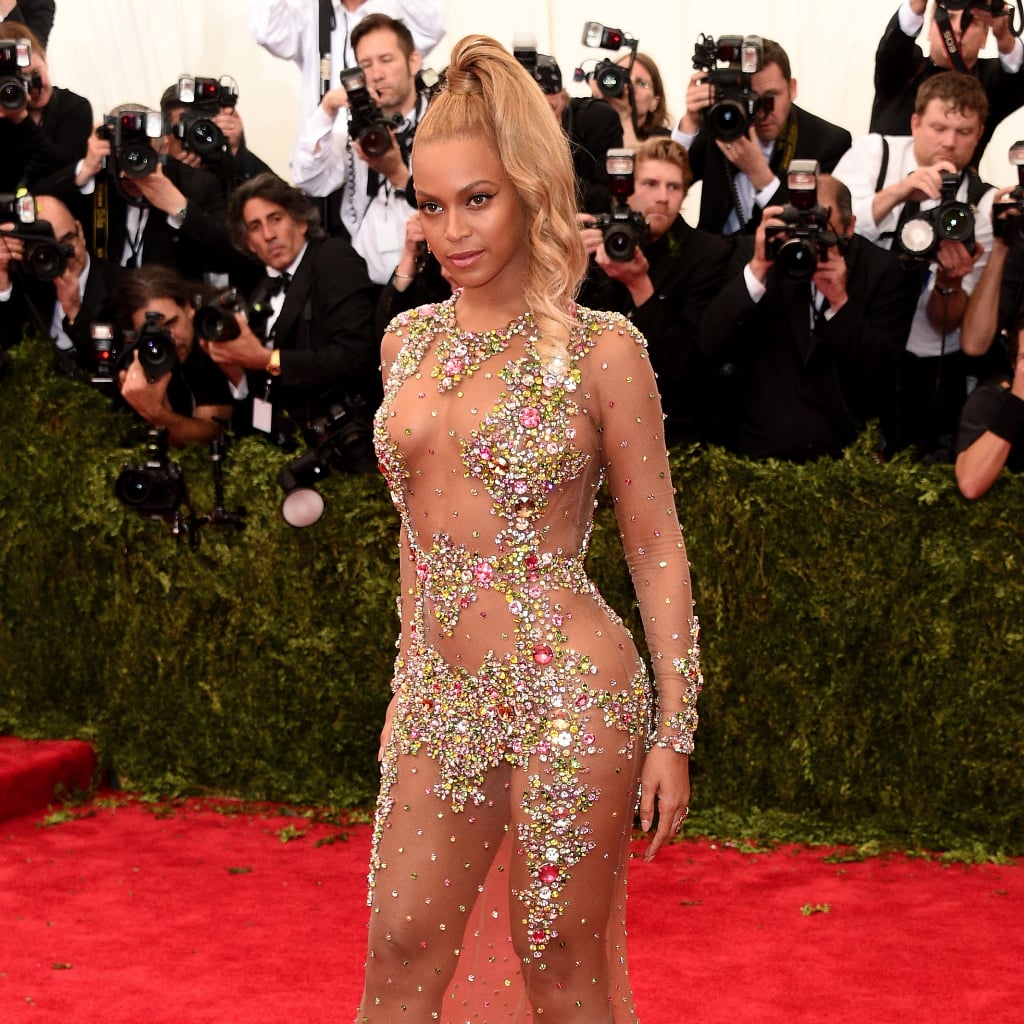 самые голые платья. джулия салеми 2016. откровенная одежда видео. прозрачное платье на голое тело. дафни джой в прозрачном платье.