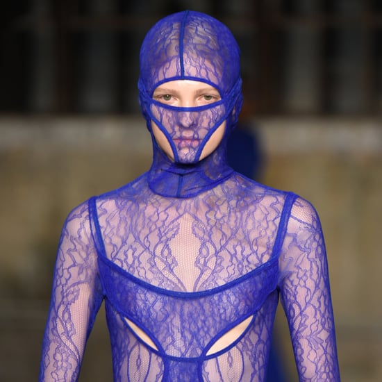 迪翁·李在2022年纽约时装周秋季秀上介绍丁字裤口罩