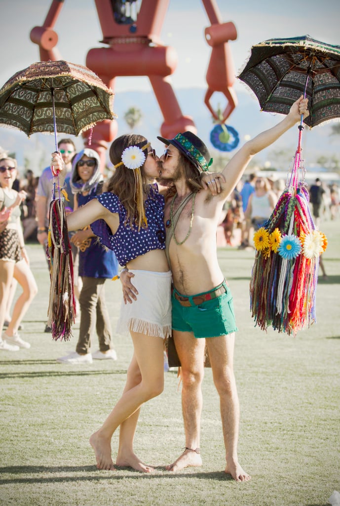 A Coachella Couple Kissed While Holding Umbrellas Cute Couples At