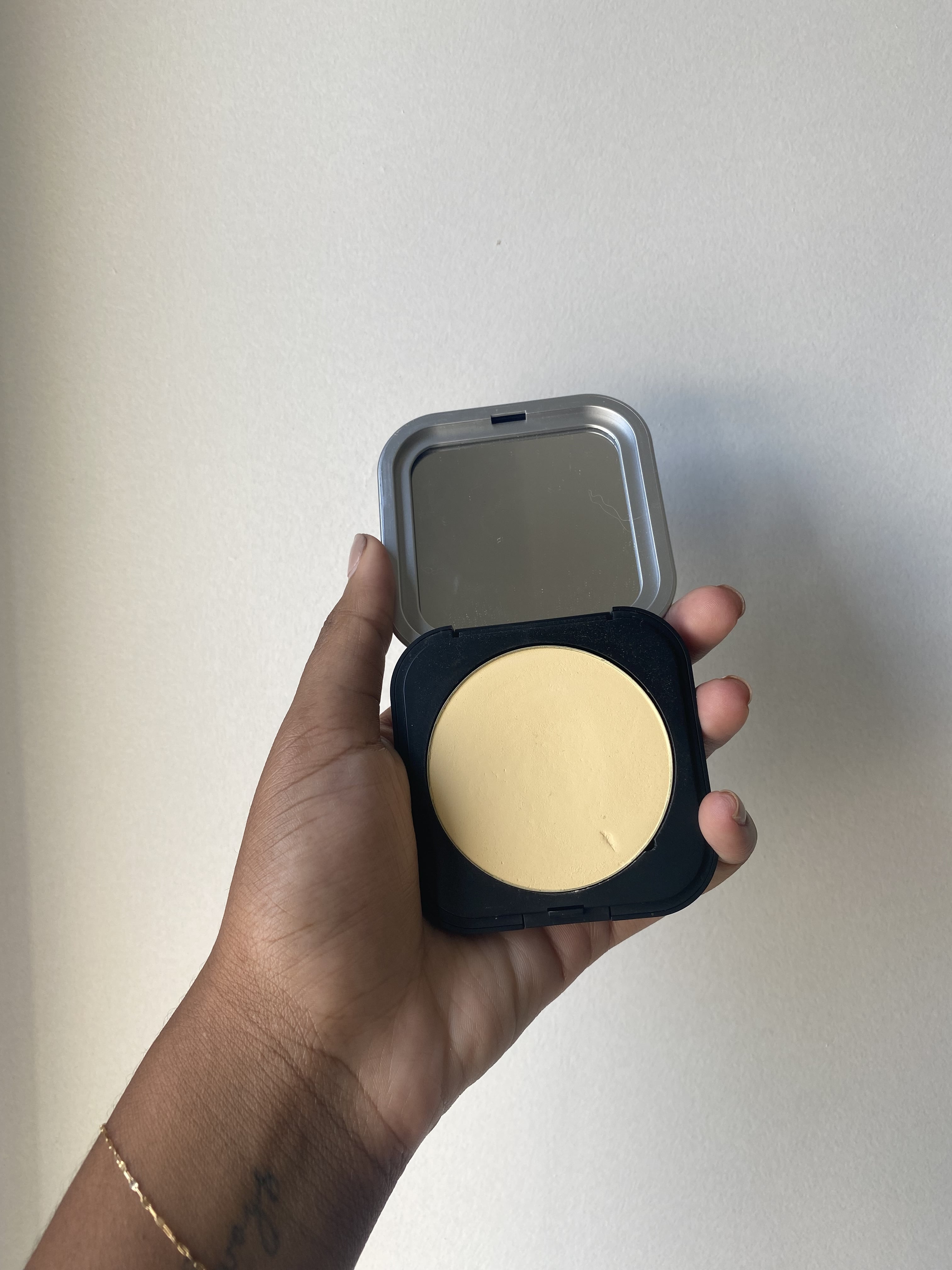 Make Up For Ever Ultra HD Microfinishing Pressed Powder-01 Translucent  (Makeup,Face,Powder)