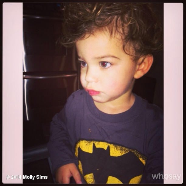 Brooks Stuber channeled his inner Ben Affleck to play Batman for his mom, Molly Sims.
Source: Instagram user mollybsims
