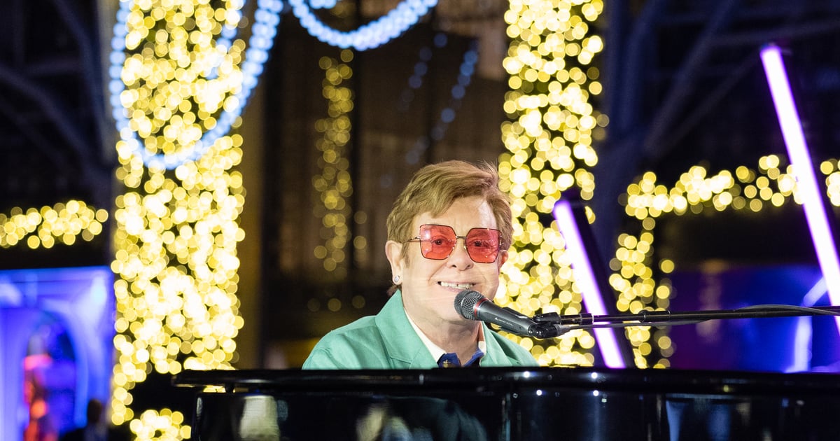 Elton John feiert Saks Holiday Windows mit einer Überraschungsaufführung von „Your Song“