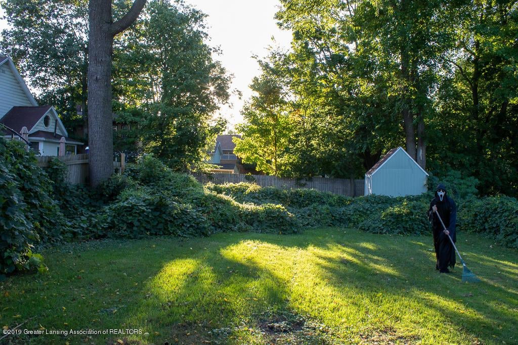 Real Estate Agent Poses as Ghostface in Listing Pictures