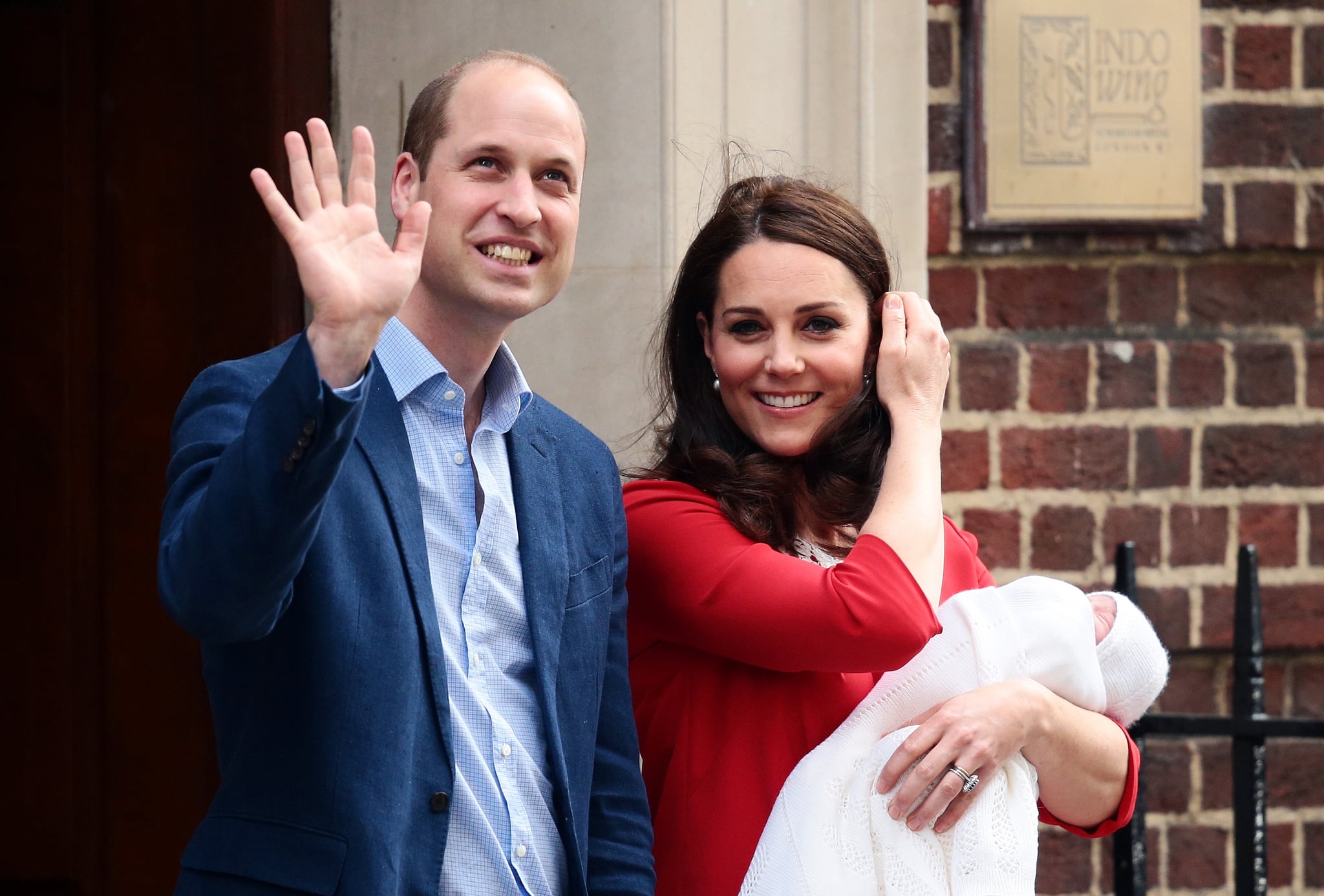 LONDON, ENGLAND - APRIL 23:  Prince William, Duke of Cambridge and Catherine, Duchess of Cambridge, pose for photographers with their newborn baby boy outside the Lindo Wing of St Mary's Hospital on April 23, 2018 in London, England. The Duke and Duchess of Cambridge's third child was born this morning at 11:01, weighing 8lbs 7oz.  (Photo by Jack Taylor/Getty Images)