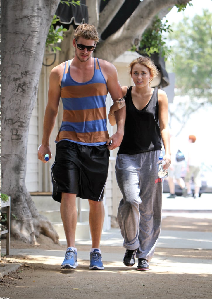 利亚姆·海默和麦莉·赛勒斯粘在一起走在2010年7月在洛杉矶。