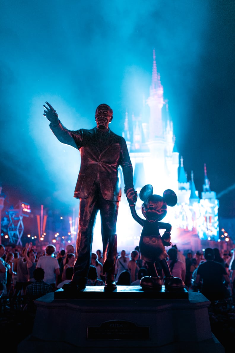 Disney iPhone Wallpaper: Walt Disney Statue