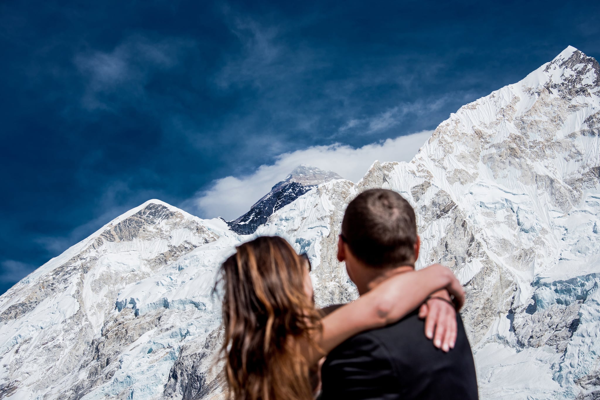 Обнимая горы. Свадьба в горах. Влюбленные в горах. Пара в горах. Влюбленная пара в горах.