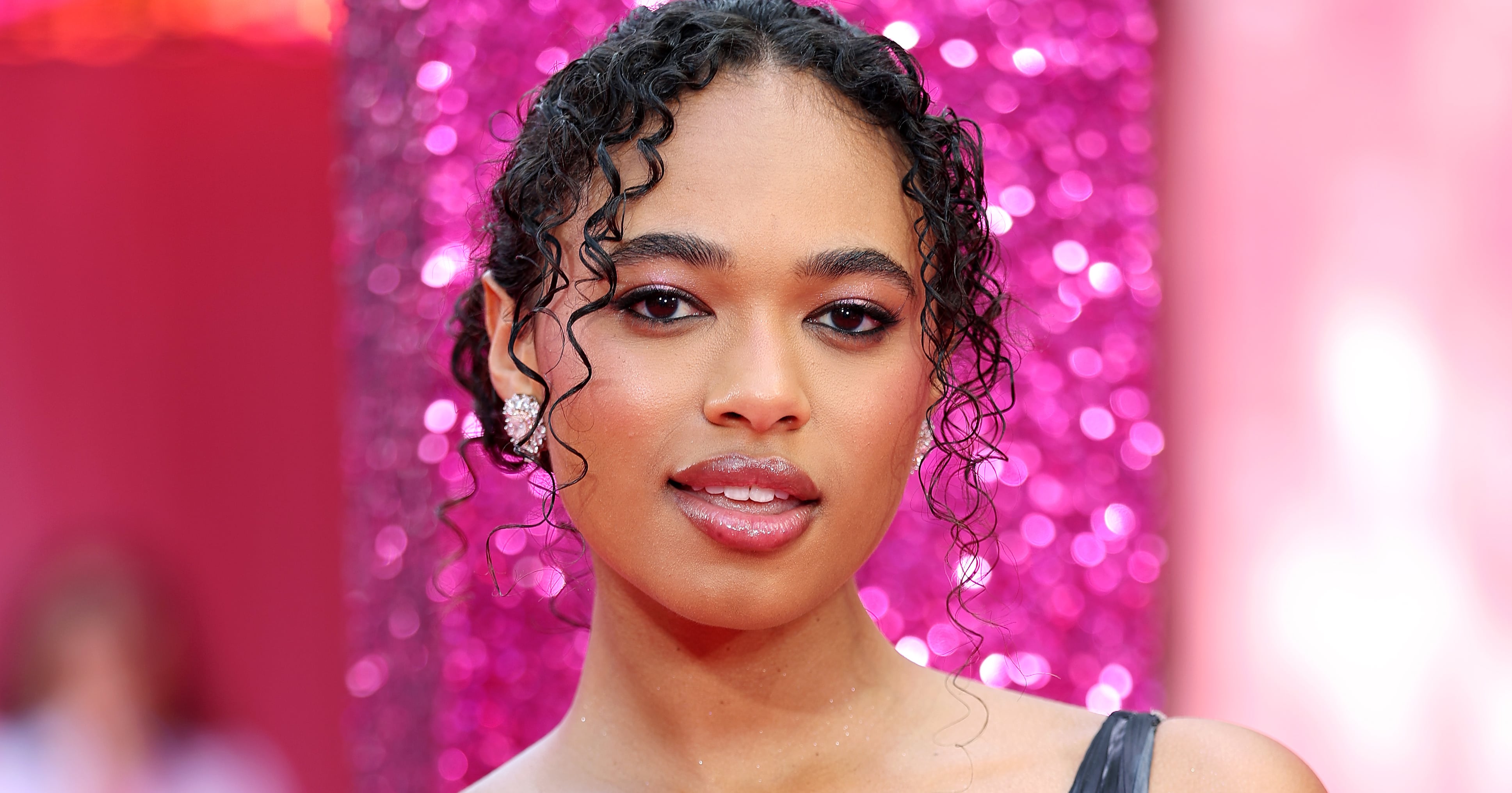 Elle Star Chandler Kinney Talks &lsquo;90s Makeup Trends and Self-Care Favorites