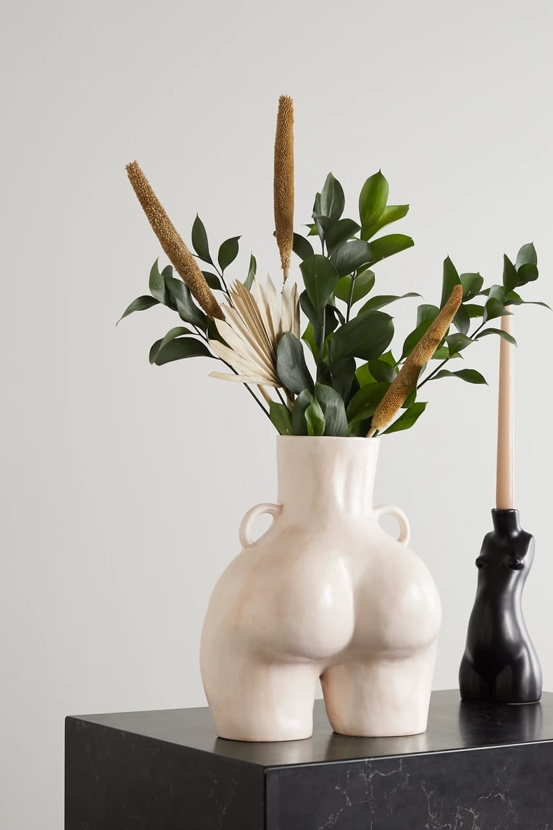 一个奇特的对象:Anissa Kermiche爱处理陶瓷花瓶
