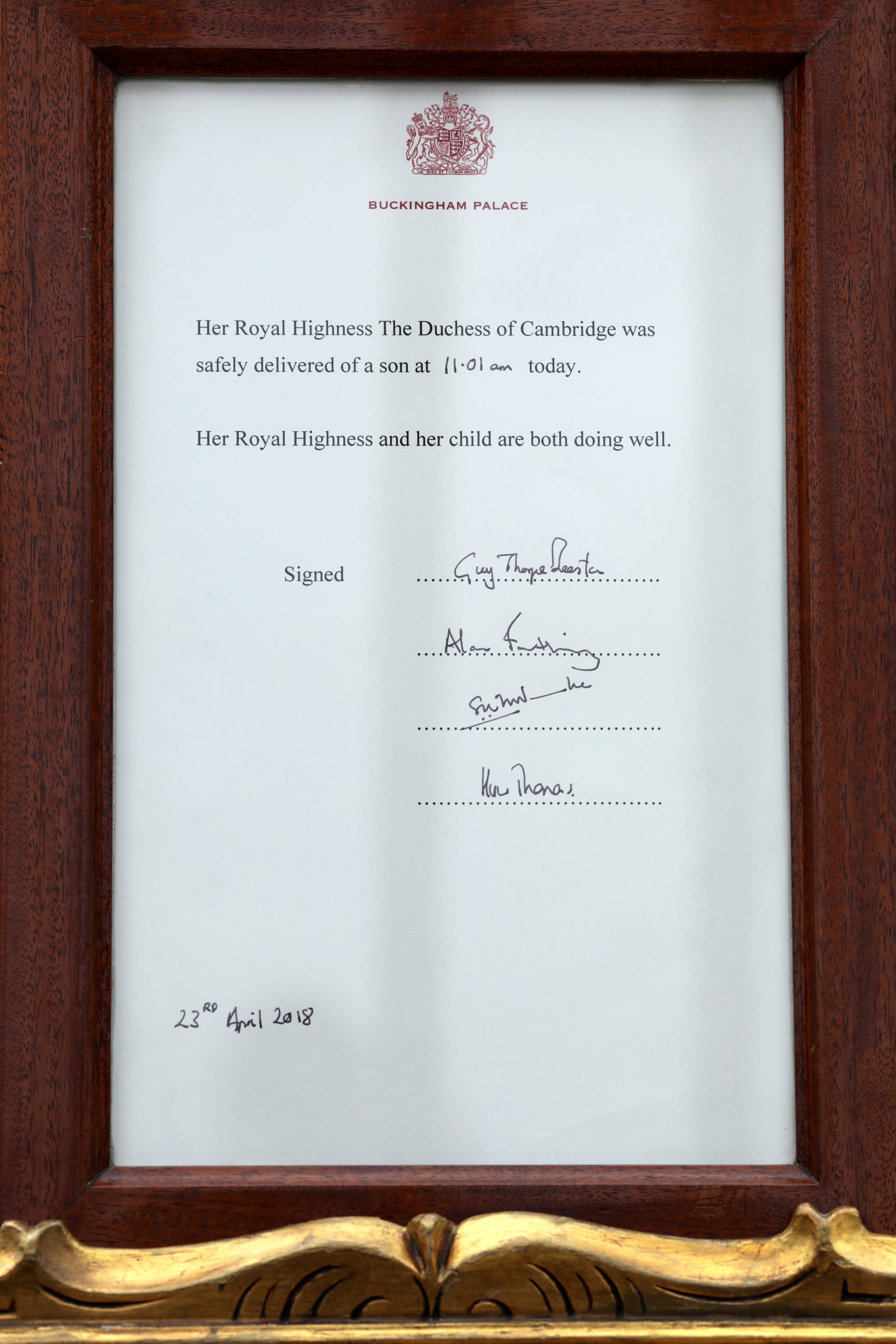 LONDON, ENGLAND - APRIL 23:  An official notice is placed on an easel in the forecourt of Buckingham Palace following the announcement that the Duchess of Cambridge has given birth to a baby boy at St Mary's Hospital on April 23, 2018 in London, England. The Duke and Duchess of Cambridge's third child was born this morning at 11:01, weighing 8lbs 7oz.  (Photo by Dan Kitwood/Getty Images)