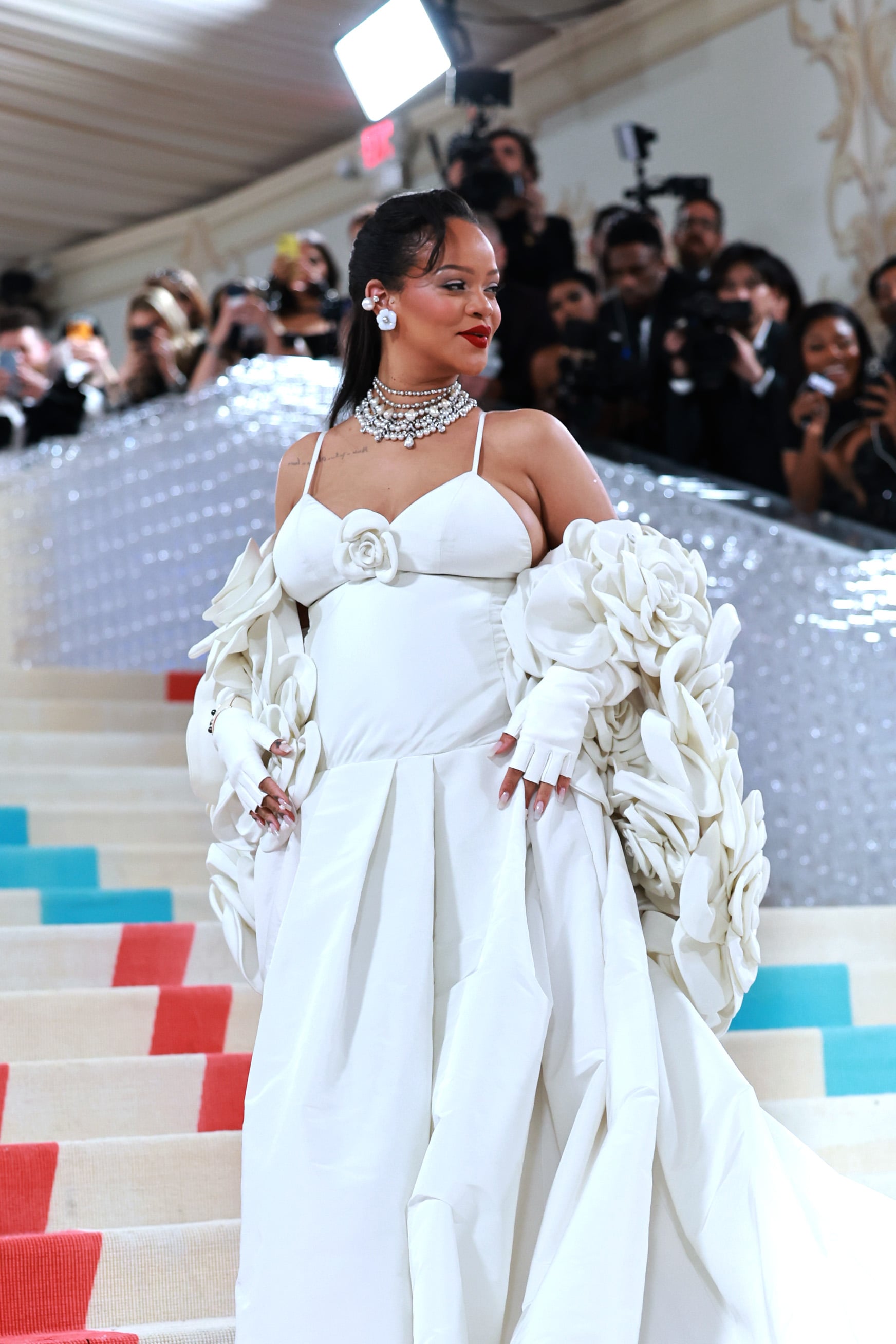 NOWY JORK, NOWY JORK - MAJ 01: Rihanna bierze udział w The 2023 Met Gala Celebrating 