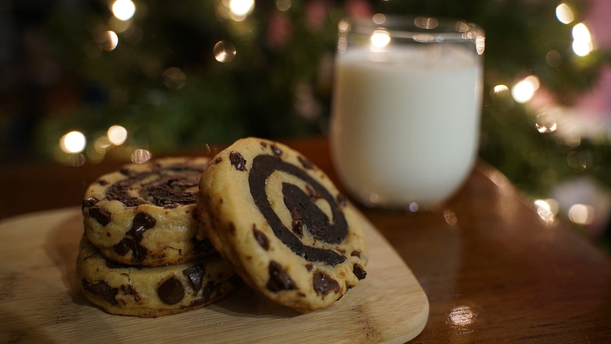 Glass of milk with freshly baked cookies