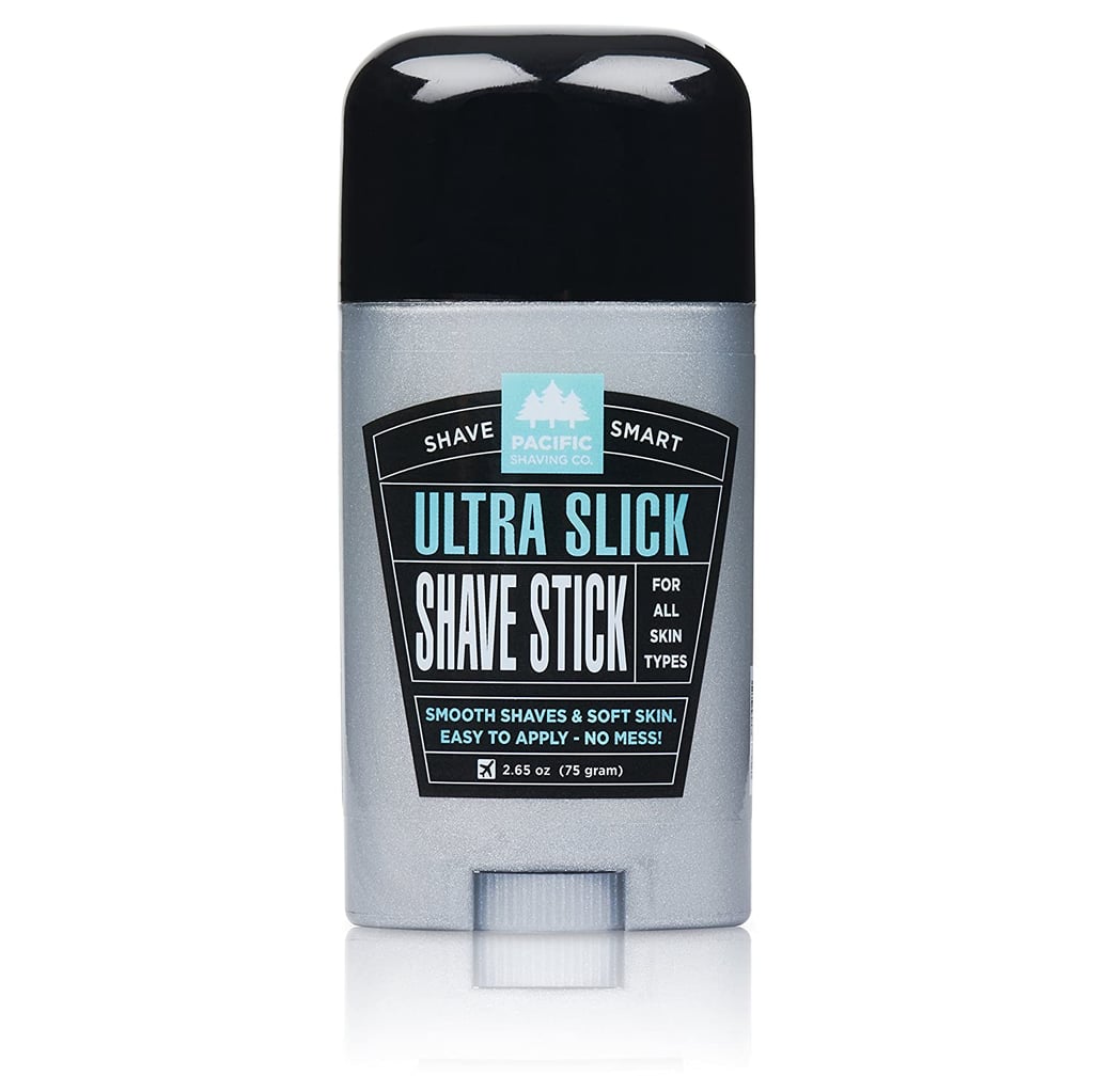 Schritt 4: Die Barriere aufbauenDie Art der Rasierformel, die Sie wählen - Öl, Creme, Mousse - hängt von Ihren persönlichen Vorlieben ab, aber wichtig ist, dass Sie eine haben. Man sollte sich weder trocken noch nass rasieren, da dies die Haut reizt. Eine Barriere sorgt also für eine angenehmere Rasur, so Sofronas. Das Produkt ihrer Wahl ist der Pacific Shaving Company Ultra Slick Shave Stick ($9), eine feste, transparente Formel, die schäumt, wenn sie mit Wasser aufgetragen wird. Es handelt sich um einen Rasierstift in einem Behälter, der wie ein Deodorant aussieht und daher sehr einfach zu verwenden ist. Man streicht ihn einfach über die Haut, um eine Barriere zu schaffen, aber im Gegensatz zu Rasierschaum sieht man auch die Stellen, die man vergessen hat. Wenn du etwas willst, das sich leichter auf der Haut verteilen lässt, ist das King C Gillette Transparent Shave Gel ($8) eine gute Wahl. Für Anfänger oder wenn Sie eine bessere Übersicht über die zu rasierenden Stellen haben möchten, damit Sie nicht versehentlich öfter als nötig über die Haut gleiten, ist eine undurchsichtige Formel wie eine Creme oder ein Mousse die beste Wahl. Vergewissern Sie sich nur, dass das von Ihnen verwendete Produkt parfümfrei ist und keine scharfen Chemikalien enthält, die eine unerwünschte Reaktion hervorrufen könnten.
