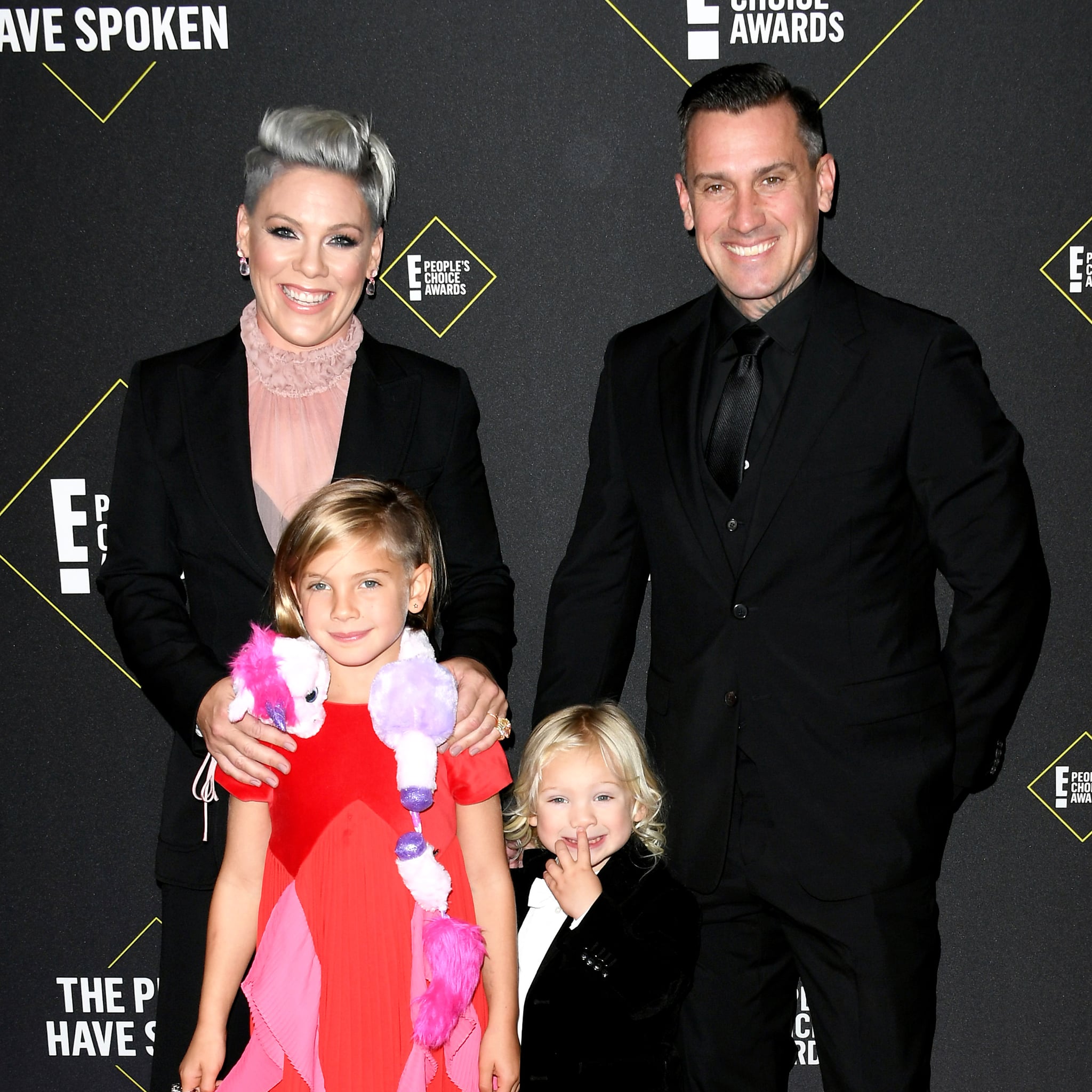 SANTA MONICA, CALIFORNIA - NOVEMBER 10: P!nk, Carey Hart, Willow Sage Hart (L), Jameson Moon Hart (R)  attend the 2019 E! People's Choice Awards at Barker Hangar on November 10, 2019 in Santa Monica, California. (Photo by Jon Kopaloff/FilmMagic)