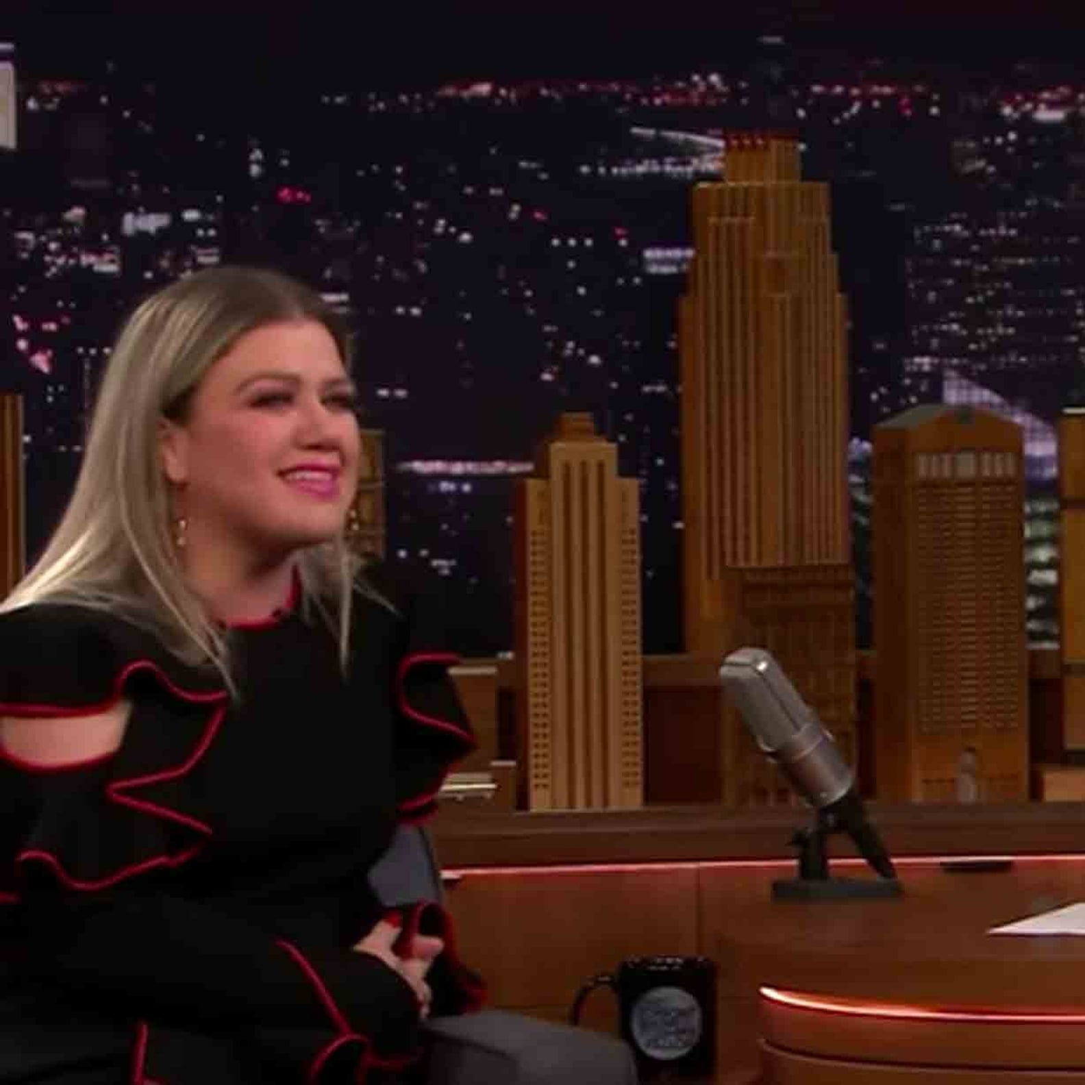 Kelly Clarkson on River’s Chris Martin Crush on Tonight Show POPSUGAR(02)