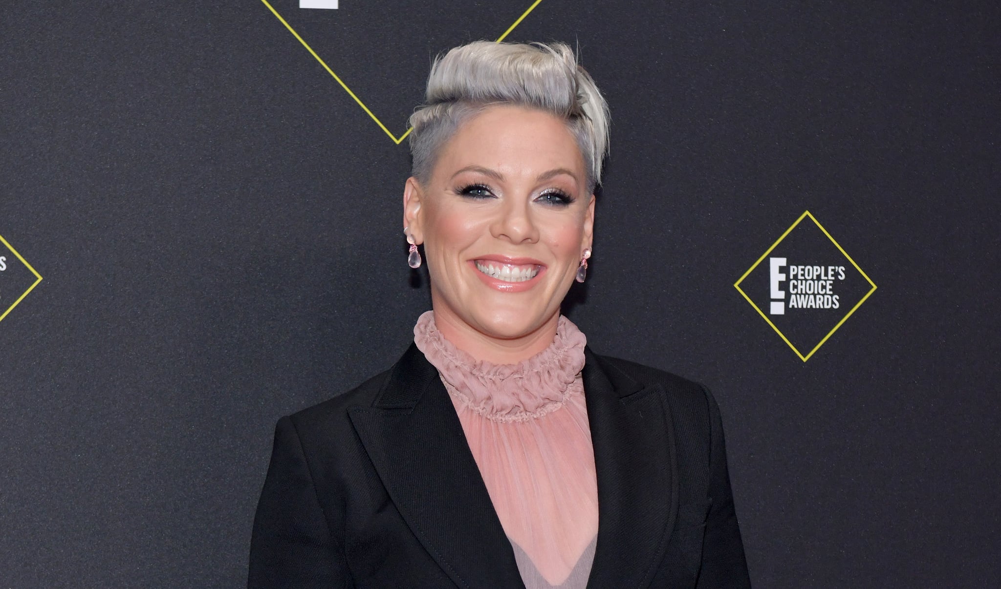 SANTA MONICA, CALIFORNIA - NOVEMBER 10: P!nk attends the 2019 E! People's Choice Awards at Barker Hangar on November 10, 2019 in Santa Monica, California. (Photo by Rodin Eckenroth/WireImage)